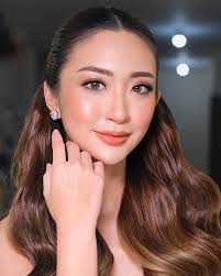 Makeupin Ibu dewan bungas @nadyna_az hari ini Request Makeup yg flawles aja  dan alisxa mau hitam aja Makeupxa halus pwol di dukung dgn kulitxa yg halus  😍makeupxa simple tpi meevvaahh dan looknya