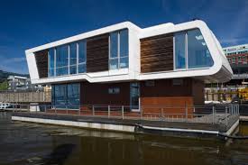 So steht der reise auch mit kindern nichts im wege. Homify 360 Floating Homes Ein Leben Auf Dem Wasser Homify Hausboot Wohnen Schwimmende Hauser Wasserhaus