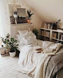 36 Diy Cozy Small Bedroom Decorating Ideas On Budget Bedroomdecor Bedroomdesign Bedroomideas H Cozy Small Bedrooms Small Room Bedroom Small Bedroom Decor