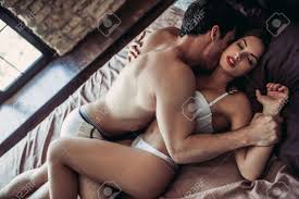 Immagini Stock - Bella Coppia Appassionata Sta Facendo Sesso Sul Letto.  Luomo È In Cima.. Image 81003842