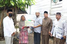 Di bidang lembaga keuangan mikro yang mulai. Baitul Mal Aceh Salurkan Santunan Ramadhan Untuk 4 000 Fakir Miskin Di Aceh Besar
