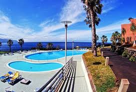 Uma imagem da vila da ponta delgada, concelho de são vicente, uma vila situada na costa norte junto ao mar com o seu complexo balnear de piscinas com água salgada. Hotel Monte Mar Palace Ponta Delgada Madeira Portugal