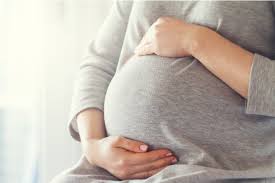 Banyak yang mengatakan bahwa bentuk perut yang rendah saat hamil menandakan si anak menempel pada bagian bawah rahim yang menandakan akan melahirkan bayi lelaki. 15 Ciri Hamil Anak Perempuan Updated 2021 Bukareview