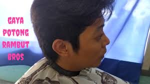 Selain itu, cara memotong rambut bagian tengah pun cukup unik, yaitu dibiarkan dipotong acak. Potongan Rambut Bros Youtube
