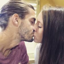 Duggars' PDA Photos: Stars' Kissing, Making Out Pictures