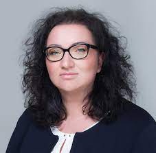 Marta lempart, född 1979, är en polsk kvinnorättsaktivist och grundaren till ogólnopolski strajk kobiet.hon har sedan 2016 varit aktiv i de rikstäckande protesterna i polen mot förändrad abortlagstiftning, sedan det konservativa partiet lag och rättvisa (pis) tog makten i polen. Marta Lempart Commissioner For Human Rights