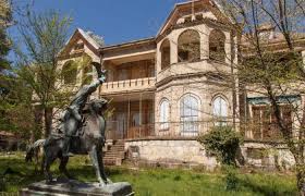 The painter's heir claimed the interior of the palace (he had renounced the estate) by legal means and the judges agreed with him, so in 1988 he took everything that belonged to him.national heritage was in charge of 'redecorating' the royal mansion, through which national and international personalities have. Tatoi The Glorious Past And Promising Future Of Greece S Historic Palace