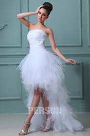 Étant courte devant, elle révèle vos jambes et rajoute une touche glamour à votre allure. Tendance Robes Mariee Courte Devant Longue Derriere Qui Fait Fureur La Mode Du Mariage