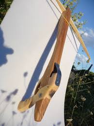 bonjour je vous fais partager la fabrication d une arbalete pour enfant que je viens de finir voici une photo de l arbalete arbalete tir a l arc arc et fleche