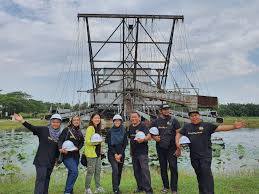 Lebih kurang 4 km menghala ke tanjung tualang terdapat sebuah kapal korek yang masih dikekalkan dalam keadaan sebenar dibuka untuk dilawati oleh sesiapa sahaja yang berminat mengenainya. Apa Ada Di Kampar Batu Gajah