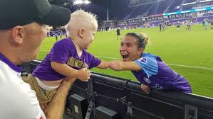 A boy with one hand met a soccer player with the same limb difference, and  the photo went viral