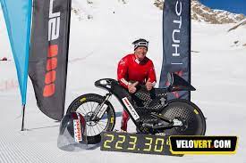 Avec ses quatre roues surdimensionnées. Infos Velo Eric Barone Le Nouveau Record Du Monde De Vitesse Vient De Tomber Maj Interview Du Baron Rouge Et Photos
