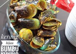 Untuk membersihkan kerang agar tidak berpasir, rendam air garam agar cangkangnya lebih mudah terbuka. Resep Kerang Hijau Bumbu Kuning Yang Enak