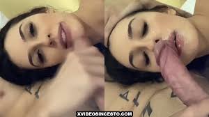 Gabriela Sanches no vídeo recebendo um banho de esperma na boquinha