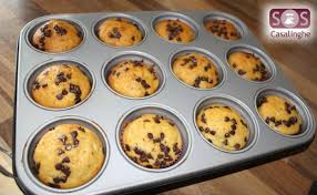 Gocce di cioccolato o cioccolato tritato a piacere. Muffin Con Arancia E Banana Decorati Con Gocce Di Cioccolato Senza Burro E Latte S O S Casalinghe