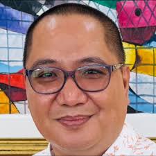 LOOK: Jinggoy Estrada, accompanied by father Joseph Estrada, arrives at the  Comelec to file his COC for his Senate comeback. #Halalan2019 (Mark Demayo,  ABS-CBN News) More details here: http://bit.ly/2NKSLJc