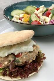 griekse burger met salade en tzatziki heerlijke happen recept voedsel ideeen tzatziki salade