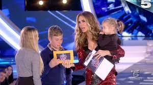 Vacanza per francesco totti e ilary blasi insieme ai figli. Ilary Blasi Sul Palco Con I Figli Ecco Perche Francesco Totti Ha Rifiutato Di Entrare In Studio