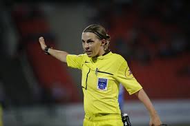Stéphanie frappart sera l'arbitre principale du match opposant les verts à bordeaux demain mercredi (21h). Stephanie Frappart Sera Officiellement Arbitre En Ligue 1 La Saison Prochaine Women Sports
