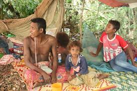 15 orang asli suku kaum batek akan dikebumikan bersama dalam satu liang lahad di tanah perkuburan islam kampung kuala koh, pos jenazah kemudiannya dibawa ke kampung halaman mereka di penempatan orang asli batek kuala koh, untuk dikebumikan dengan menaiki enam buah. Bateq People Need More Than Houses Codeblue