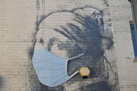 Una obra de Banksy se actualiza para la era del coronavirus con una  mascarilla quirúrgica azul de tela | Sociedad | Cadena SER
