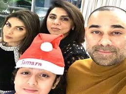 Shaheen bhatt recently shared a selfie as she got a new haircut and her sister alia bhatt, ranbir kapoor's mother neetu kapoor and sister riddhima kap. Neetu Kapoor Celebrates Christmas With Daughter Riddhima