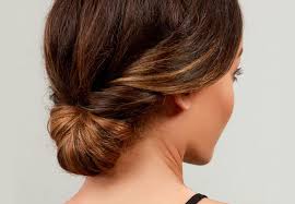 Lo primero que tienes que hacer es comenzar cepillando el cabello y moviéndolo un poco desde las raíces con los dedos para aumentar el volumen, después de. Los Diez Peinados Faciles Y De Fiesta Con Los Que Brillar Como Una Estrella Esta Navidad