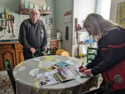 REPORTAGE. On a suivi la tournée des calendriers des pompiers d'un village  normand