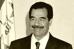 Gut vier jahre später ist saddam hussein tot, gehenkt als hauptverantwortlicher für verbrechen gegen die menschlichkeit in der schiitischen kleinstadt dudschail. Saddam Hussein 1937 2006 Geboren Am