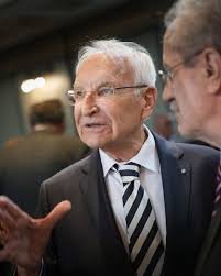 Was für ein besonderer Dies academicus 🤩: Die #LMU ist heute 553 Jahre alt  und wir verabschieden uns von einem Präsidenten, der selbst Geschichte  geschrieben hat