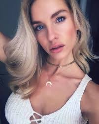 Amanda Strachan's Instagram, Twitter & Facebook