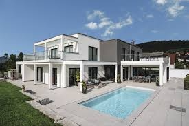 Modern house plan with vaulted ceiling in living & dining area, covered terrace, full wall height windows, three bedrooms. Moderne Bauhaus Villa Mit Flachdach Und Garage Hausbaudirekt De