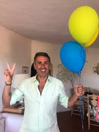 He works for the italian weekly magazine panorama, where he began as a collaborator and today he serves as senior editor, in the past he has held the same job for the cultural section of the magazine. Carmelo Abbate On Twitter Lui Oggi Compie 49 Anni Un Ragazzino Come Si Vede Chiaramente Dalla Foto Https T Co Ekdz5mgtin