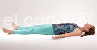 Savasana Es La Mas Facil O Dificil Postura De Yoga Posturas De Yoga Yoga Posturas
