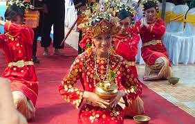 Sebagai sejenis tarian pahlawan tradisional suku kaum iban di sarawak, tarian ini lazimnya dipersembahkan ketika perayaan gawai kenyalang. Tari Sekapur Sirih Asal Jambi Lengkap Beserta Gambarnya Cinta Indonesia