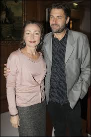 Elle est la sœur de la comédienne dominique frot. Catherine Frot Rencontrez Son Mari Michel Couvelard Le Pere De Leur Petite Fille Adoptee