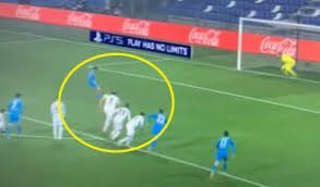Insigne, në fakt, ka dërguar topin jashtë nga një pozicion shumë i favorshëm. Il Rigore Di Insigne Andava Ripetuto Chiellini Gia In Area Lo Scatto Virale Sui Social