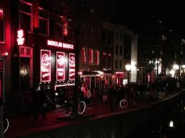 Die verbindung des begriffs rotlicht mit der prostitution geht auf die roten laternen zurück, die früher über den eingängen von bordellenhingen, und auch auf die rote innenbeleuchtung dieser lokale. Amsterdam Klischees Und Die Wahrheit Dahinter Sara Igor