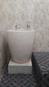 Untuk anda yang sedang ingin mengubah desain kamar mandi, berikut ini adalah. Kamar Mandi Unik Minimalis