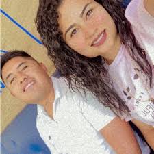 Abelito pidiéndole a La Jefa que le arregle su sillita: “disculpe jefa, lo  que pasa es que se aflojaron los tornillitos, nada más es apretarlos,  perdón” #LaCasaDeLosFamososMx