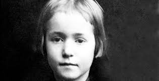 Ruth Flora's Instagram, Twitter & Facebook