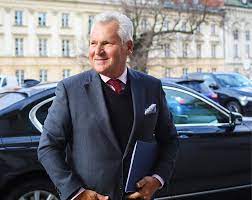 He served as the president of poland from 1995 to kwaśniewski was elected to the presidency in 1995, defeating the incumbent, lech wałęsa. Aleksander Kwasniewski Ostrzygl Sie U Nergala I Zupelnie Zmienil Wizerunek Viva Pl