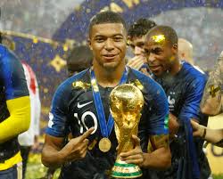 Thời điểm kylian mbappe bắt đầu nổi danh cách đây hơn 1 mùa, thông tin về sao mai người pháp nhanh chóng được giới truyền thông thế giới đào xới. Mbappe Replaces Posters Of Ronaldo In His Room With Pictures Of Himself
