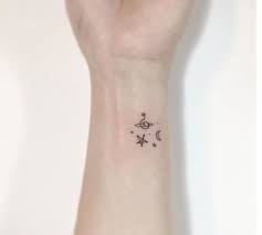 Kucuk Dovme Modelleri Koreli Sanatcidan Comme Manhattan Project Method Manhunter Planete Tattoo Est Elle Aussi In 2020 Minimalist Tattoo Minimal Tattoo Tattoos