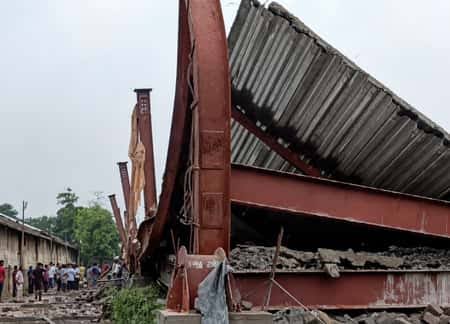 তারাতলার দুর্ঘটনাস্থলে মন্ত্রীরা, বিধানসভায় কোরাম-সংকটে ট্রেজারি বেঞ্চ! তড়িঘড়ি পৌঁছালেন স্বপন-শঙ্কর | Taratala Godown Collapse: 16 Rescued in Kolkata Brace ...