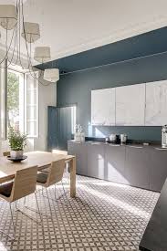 Avant Apres L Eblouissante Transformation D Une Chartreuse En Maison Familiale Elegante Maison Bordeaux Cuisine Moderne Meubles De Cuisine Bleus