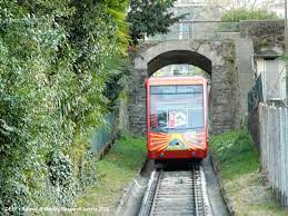 De plaats trekt veel toeristen, vooral vanwege de bijzondere middeleeuwse architectuur. Monte San Salvatore Standseilbahn Funicolare Lugano Paradiso Deef