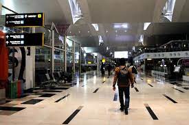 Waktu kualanamu baru buka, amang sama inang ini kerokan di ruang tunggu penumpang.'' tulis @ferdiriva. Transportasi Bandara Kualanamu Medan Kini Lebih Efisien