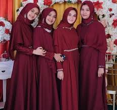 Perpaduan warna merah dan putih mengingatkan dengan bendera indonesia ya! 100 Inspirasi Gamis Brokat Kombinasi Satin Terbaru Kekinian Wikipie Co Id