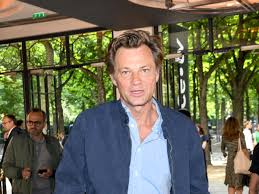 Depuis, elle est régulièrement rediffusée sur ab1. Laurent Delahousse Moque Par Un Jeune Presentateur De Jt Femme Actuelle Le Mag